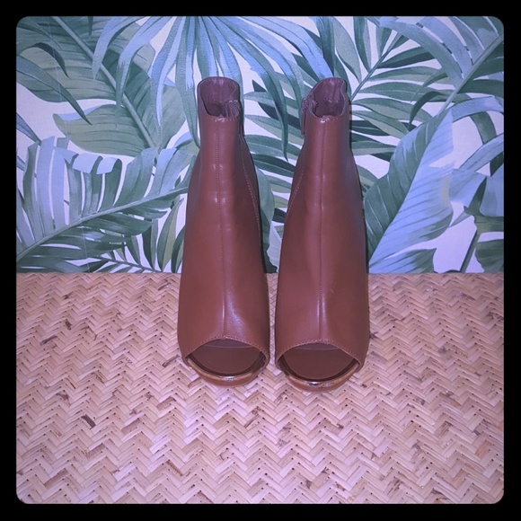 💖 Cognac Ankle Booties w Gold Peep Toe 💖 - Picture 3 of 5